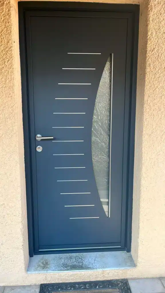 Porte entrée scaled aluminium anthracite Ecculy par l'Atelier de l'Alu