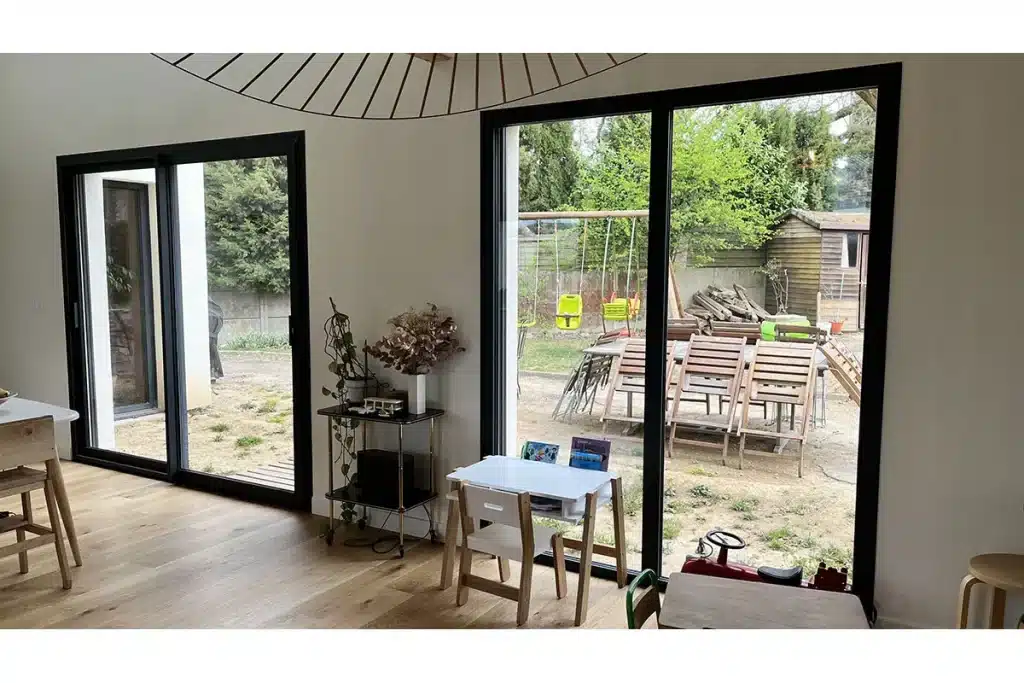 Baie vitrée aluminium anthracite par l'Atelier de l'Alu