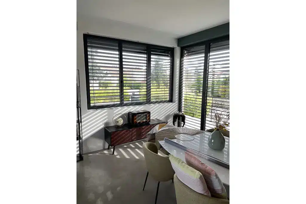Stores et fenêtres maison Brignais par l'Atelier de l'Alu