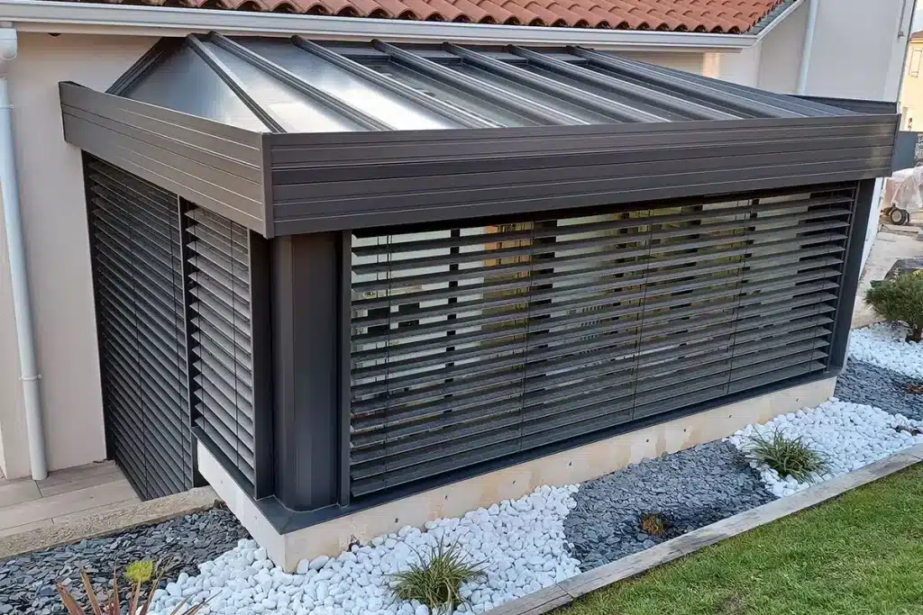 Stores véranda Chaponost par l'Atelier de l'Alu