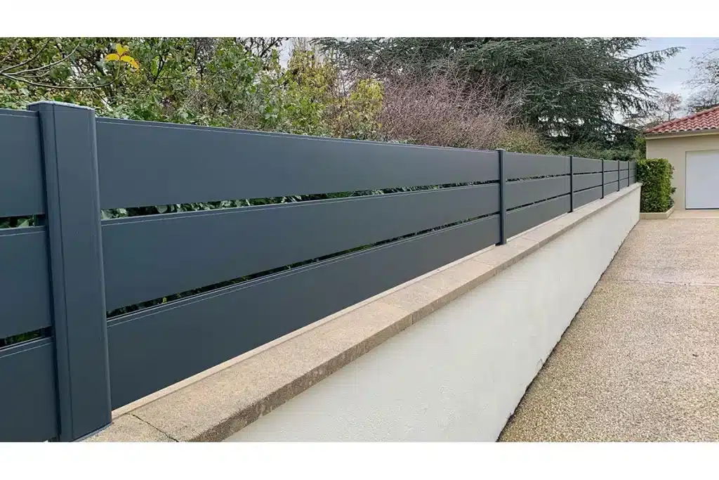 Clôture aluminium sur mur par l'Atelier de l'Alu