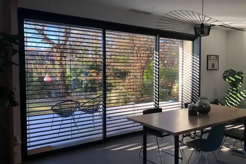Coulissant et stores aluminium anthracite par l'Atelier de l'Alu
