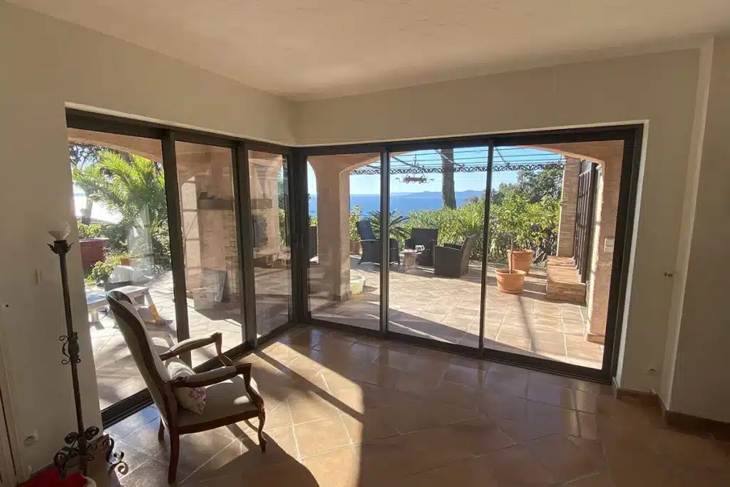 Coulissant aluminium anthracite intérieur angle par l'Atelier de l'Alu