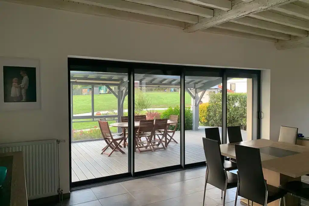 Coulissant aluminium anthracite intérieur par l'Atelier de l'Alu