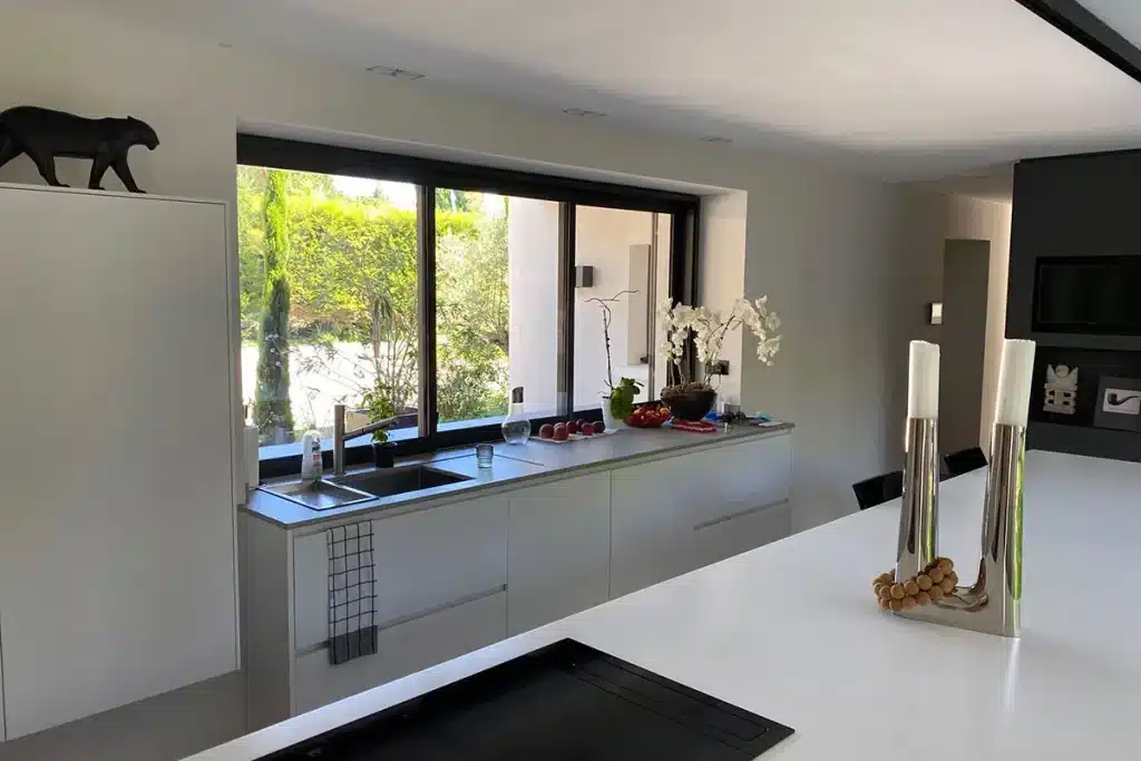 Fenêtre aluminium anthracite cuisine par l'Atelier de l'Alu