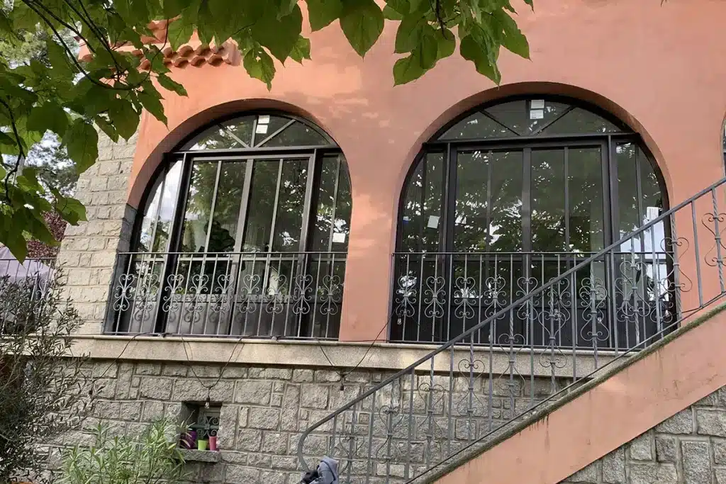 Fenêtre aluminium classique cintrée par l'Atelier de l'Alu