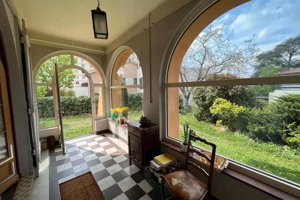Fenêtre aluminium cintrée intérieur par l'Atelier de l'Alu