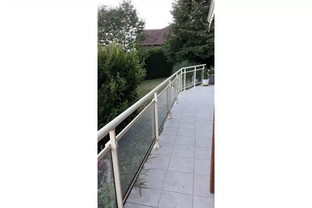 Garde corps vitré Craponne par l'Atelier de l'Alu