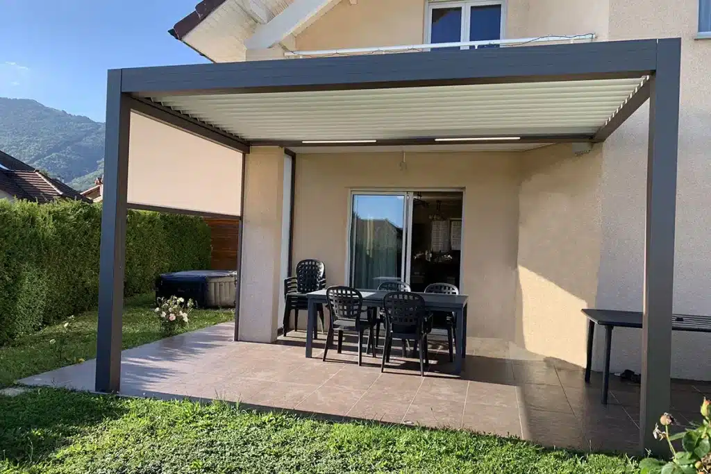 Pergola bioclimatique aluminium par l'Atelier de l'Alu