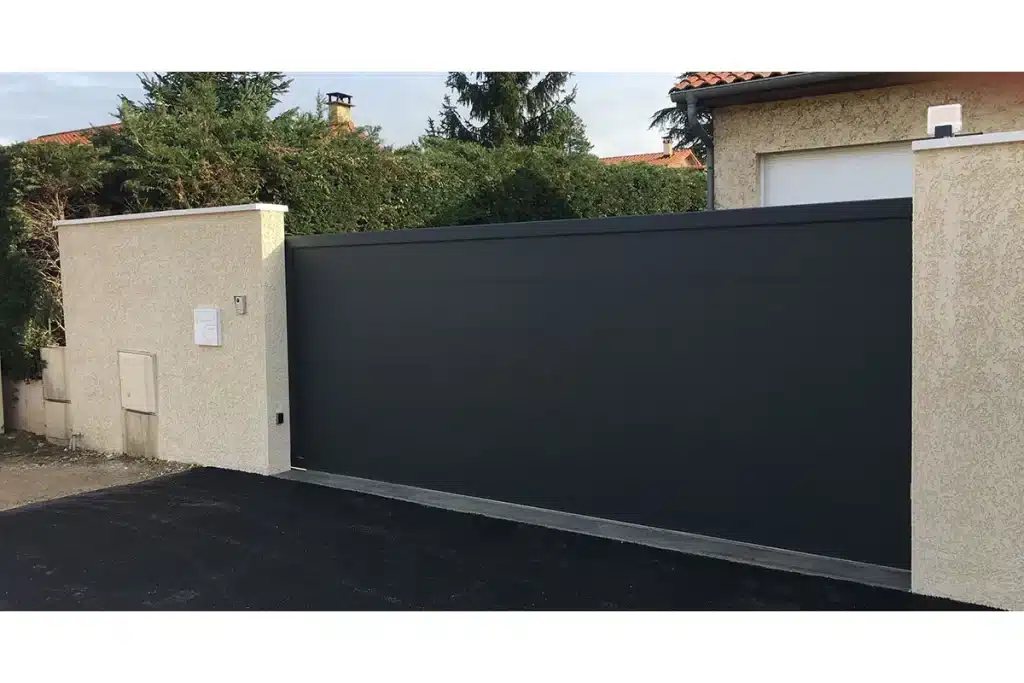 Portail aluminium anthracite coulissant par l'Atelier de l'Alu