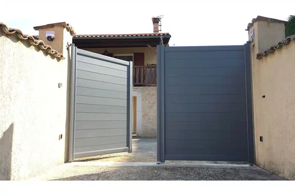 Portail aluminium double battant anthracite par l'Atelier de l'Alu