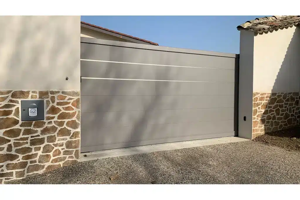 Portail aluminium coulissant anthracite par l'Atelier de l'Alu