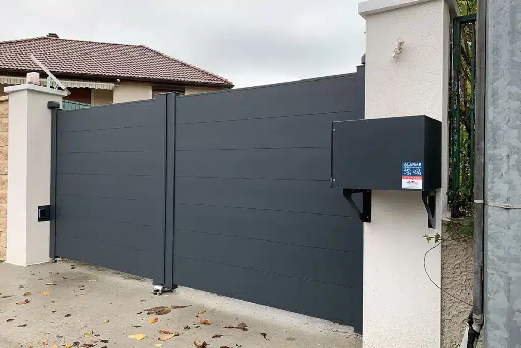 Portail aluminium double battant par l'Atelier de l'Alu