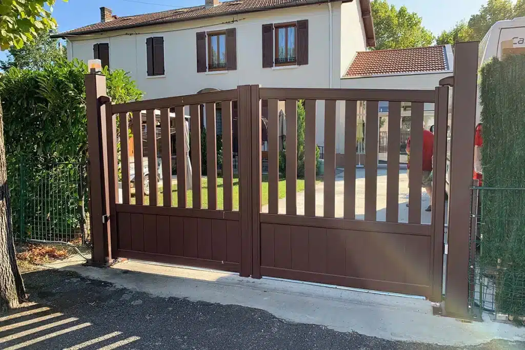 Portail aluminium Brindas par l'Atelier de l'Alu