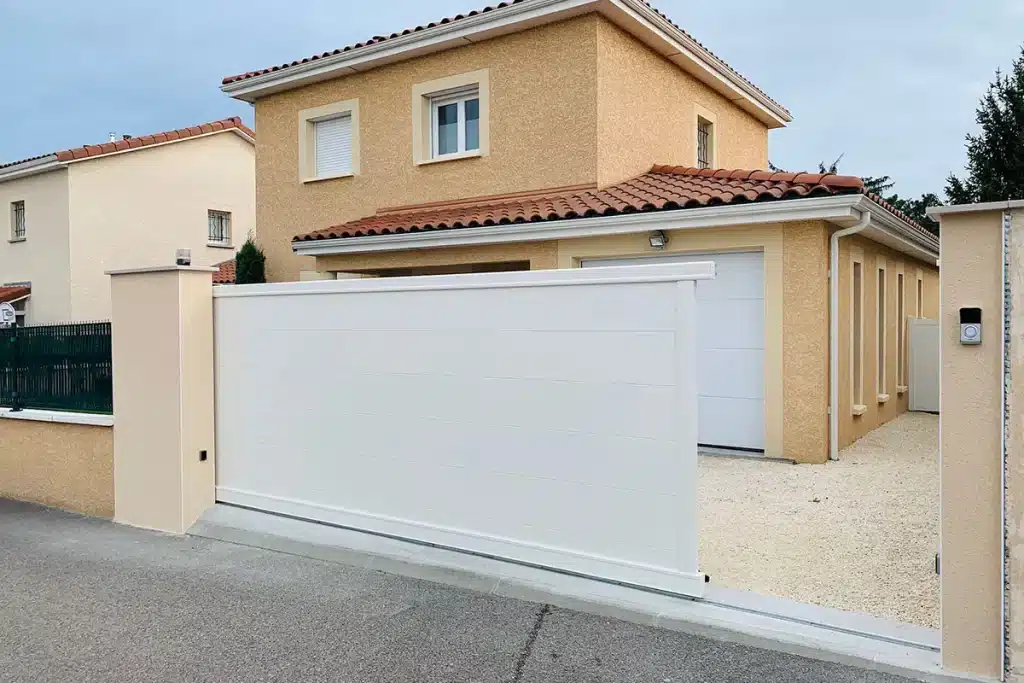 Portail aluminium coulissant Chaponost par l'Atelier de l'Alu