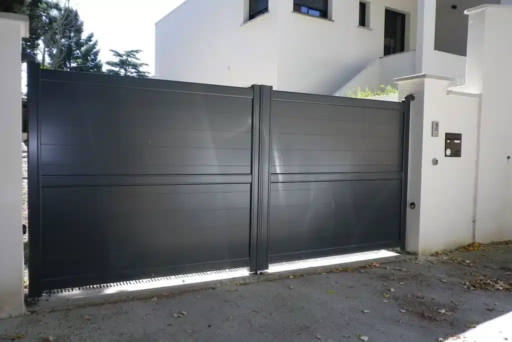 Portail aluminium Chaponost par l'Atelier de l'Alu