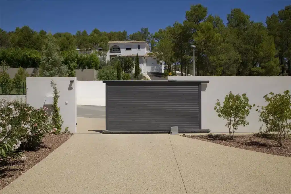 Portail aluminium coulissant par l'Atelier de l'Alu