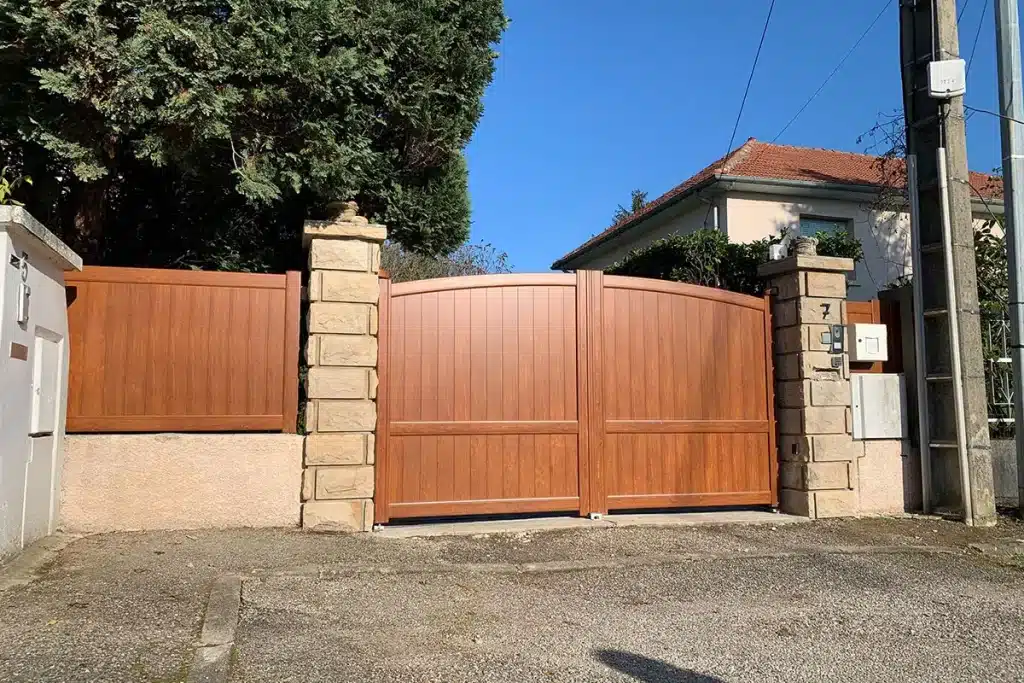 Portail aluminium simili bois Craponne par l'Atelier de l'Alu