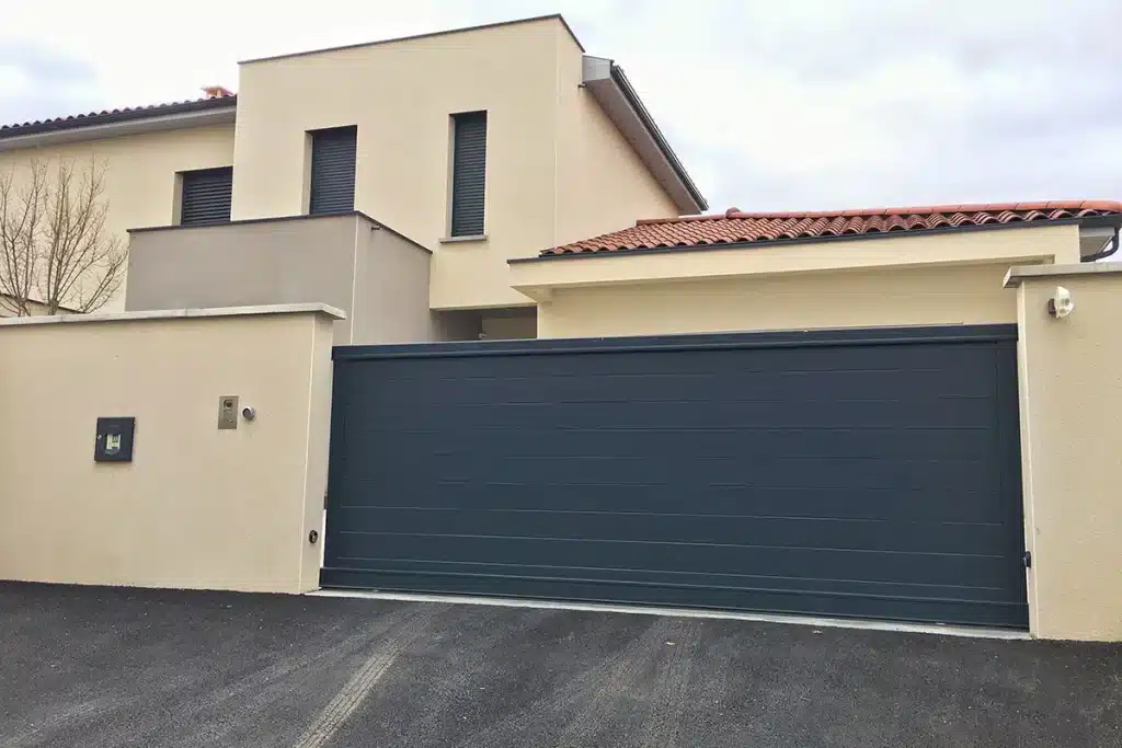 Portail aluminium coulissant Lentilly par l'Atelier de l'Alu