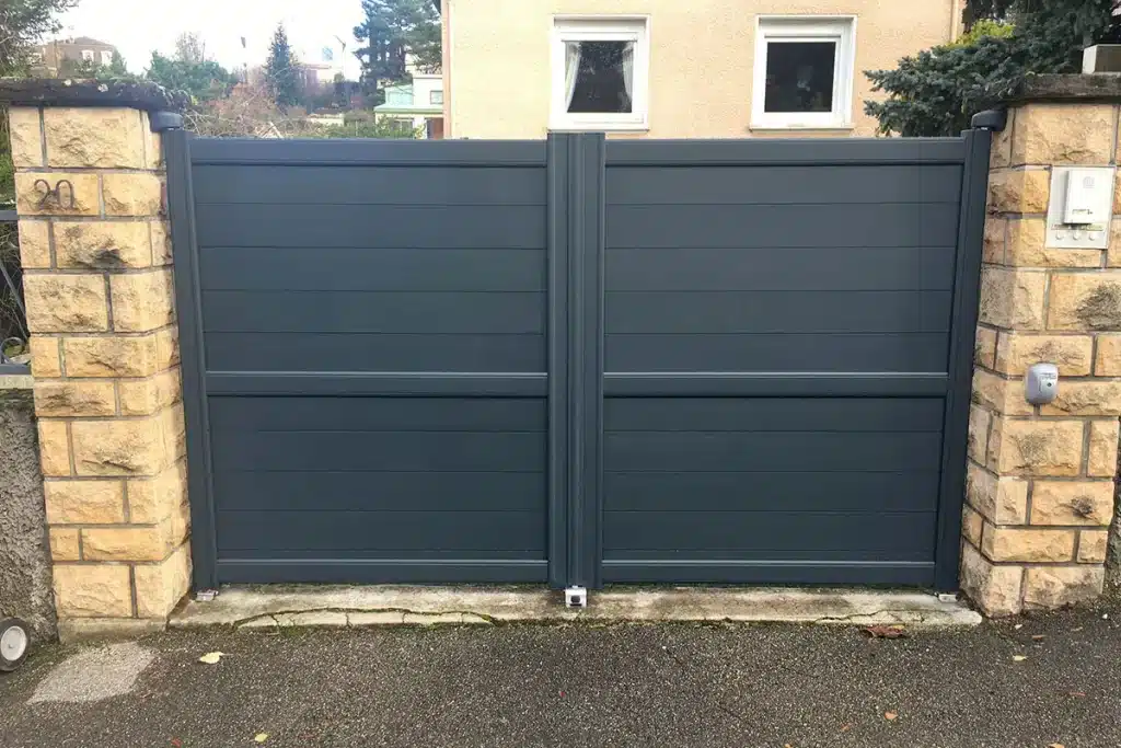 Portail aluminium Orliénas par l'Atelier de l'Alu