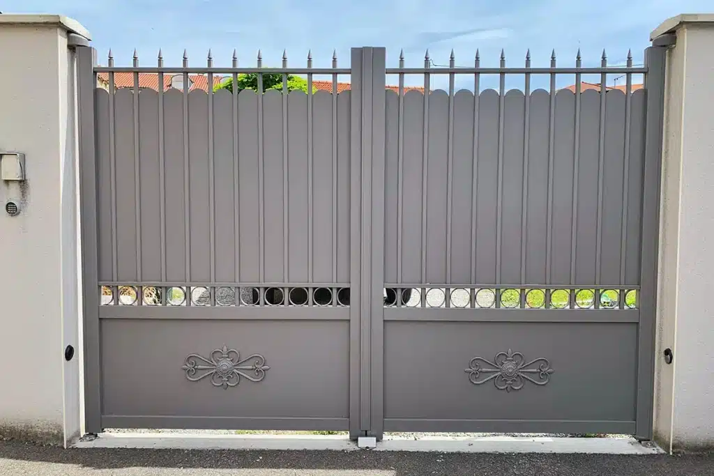 Portail aluminium rétro Saint-Genis-Laval par l'Atelier de l'Alu