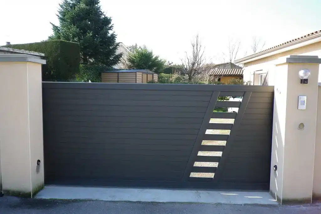 Portail aluminium coulissant Sainte-Foy-Les-Lyon par l'Atelier de l'Alu