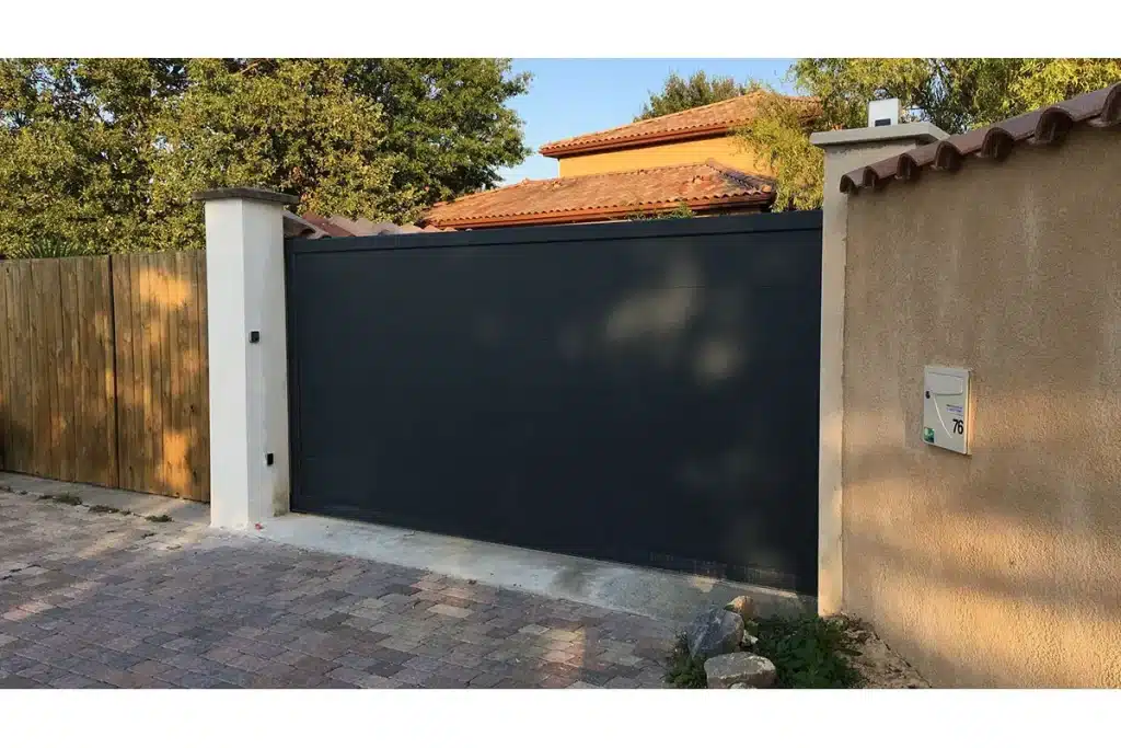 Portail aluminium Tassin-La-Demi-Lune par l'Atelier de l'Alu