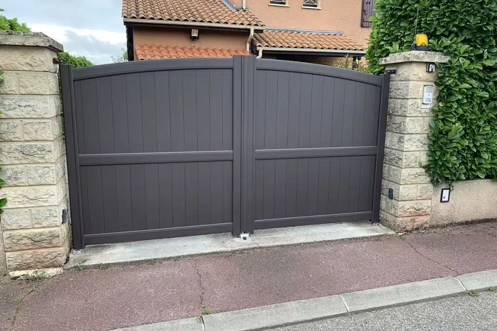 Portail aluminium Thurins par l'Atelier de l'Alu