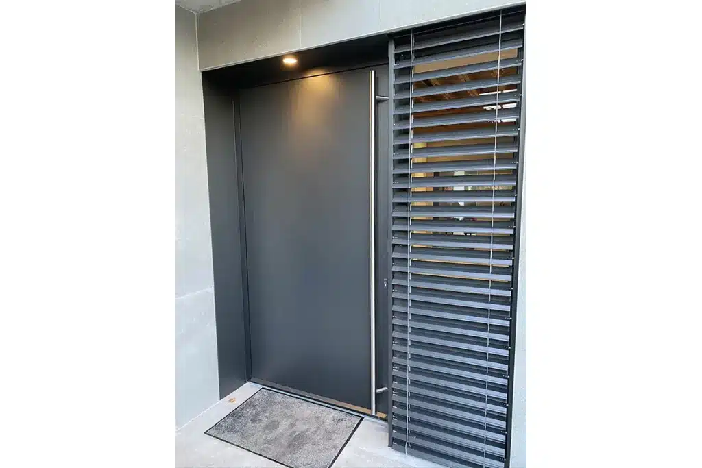 Porte entrée et store aluminium par l'Atelier de l'Alu