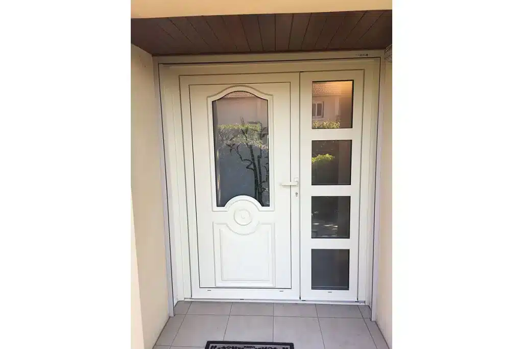 Porte entrée aluminium Blanche Chassagny par l'Atelier de l'Alu