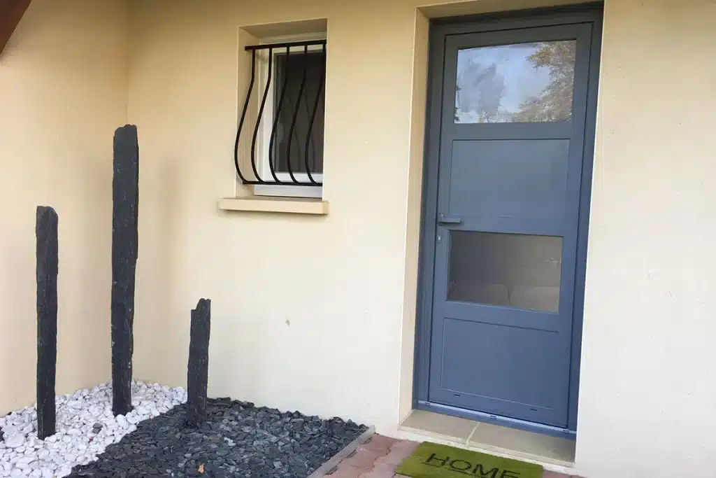 Porte entrée aluminium anthracite Ecculy par l'Atelier de l'Alu