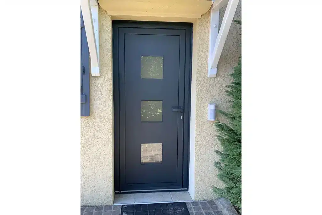 Porte entrée aluminium ajourée par l'Atelier de l'Alu