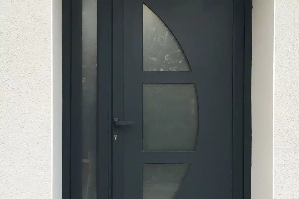 Porte entrée aluminium anthracite par l'Atelier de l'Alu
