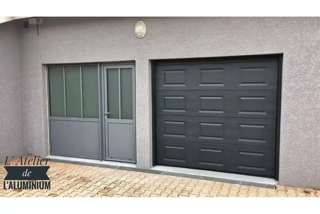 Porte garage aluminium atelier par l'Atelier de l'Alu