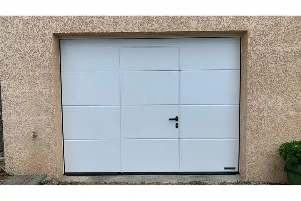 Porte garage Aluminium Chaponost par l'Atelier de l'Alu