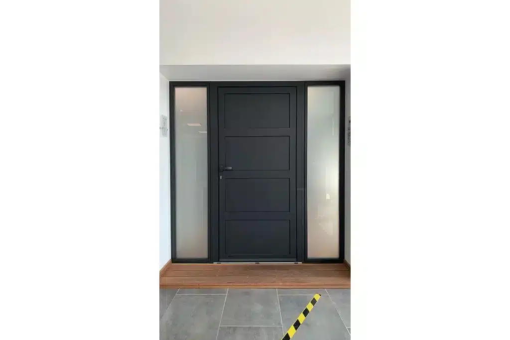 Porte verre tierce aluminium par l'Atelier de l'Alu