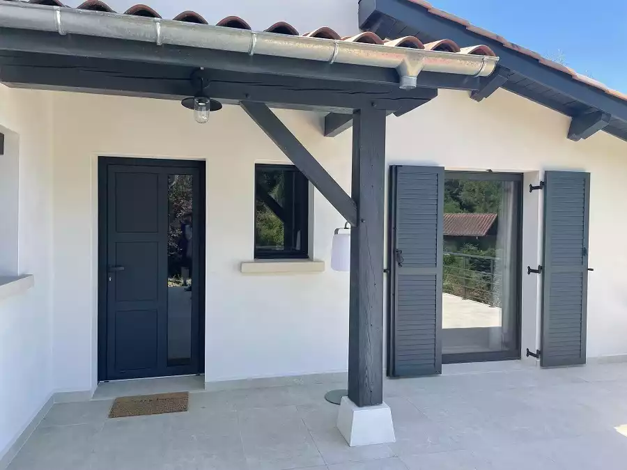 Porte entrée et fenêtres aluminium anthracite par l'Atelier de l'Alu