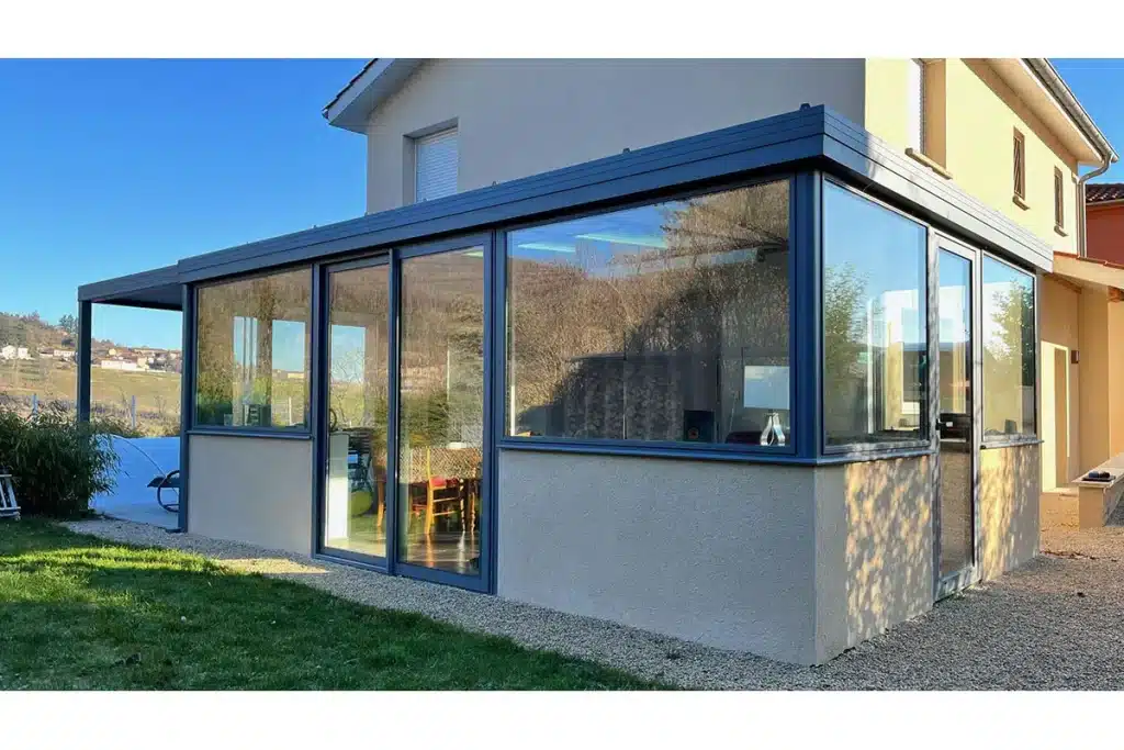 Véranda aluminium anthracite pergola par l'Atelier de l'Alu