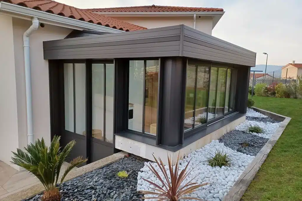 Pose véranda aluminium anthracite par l'Atelier de l'Alu