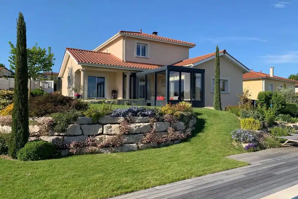 Véranda aluminium angle anthracite par l'Atelier de l'Alu