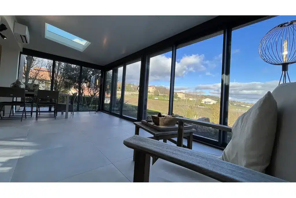 Véranda aluminium anthracite contemporaine par l'Atelier de l'Alu