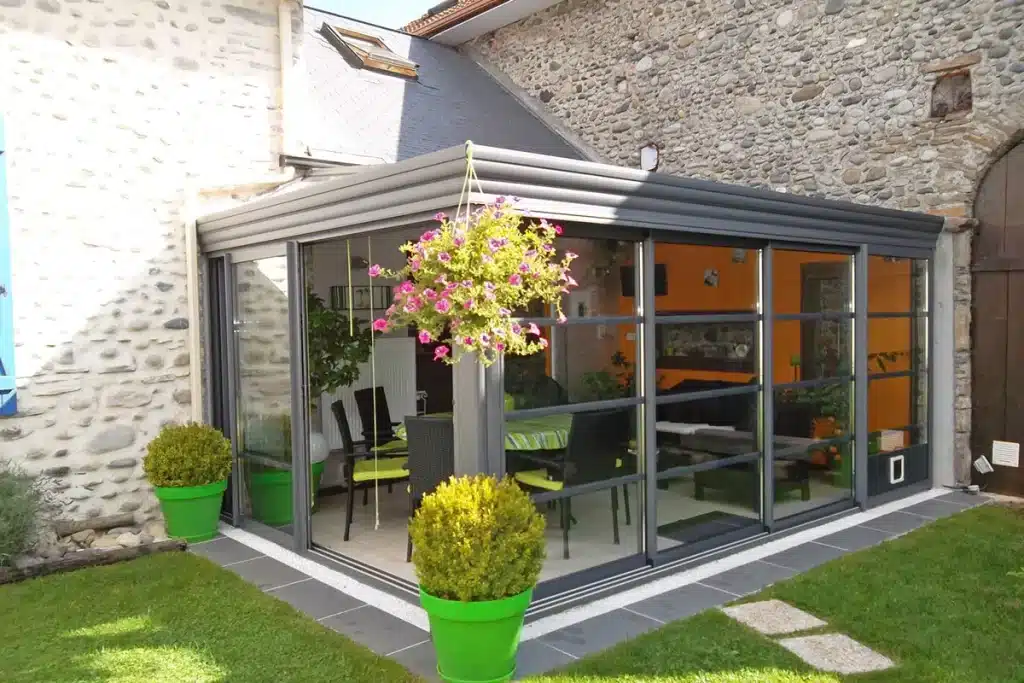 Véranda aluminium anthracite angle Brignais par l'Atelier de l'Alu