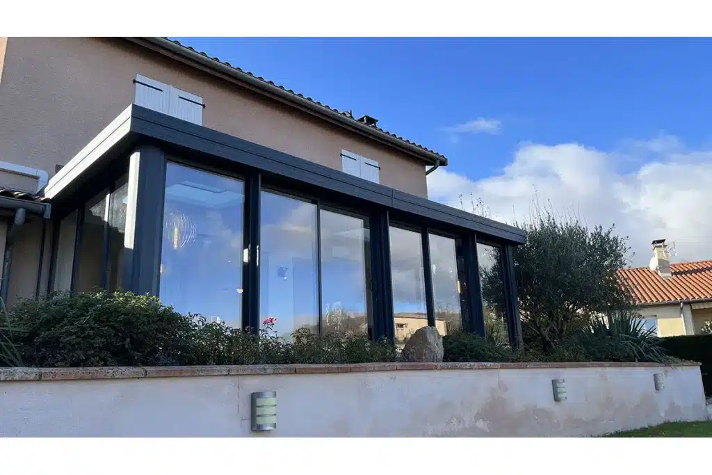 Véranda aluminium anthracite contemporaine Chaponost par l'Atelier de l'Alu