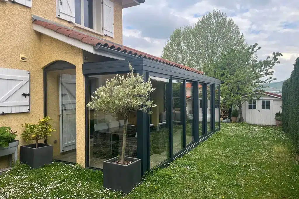 Véranda aluminium contemporaine Chaponost par l'Atelier de l'Alu