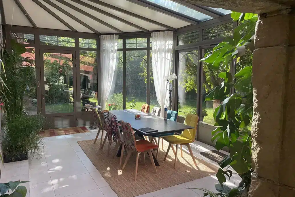 Véranda classique intérieur par l'Atelier de l'Alu