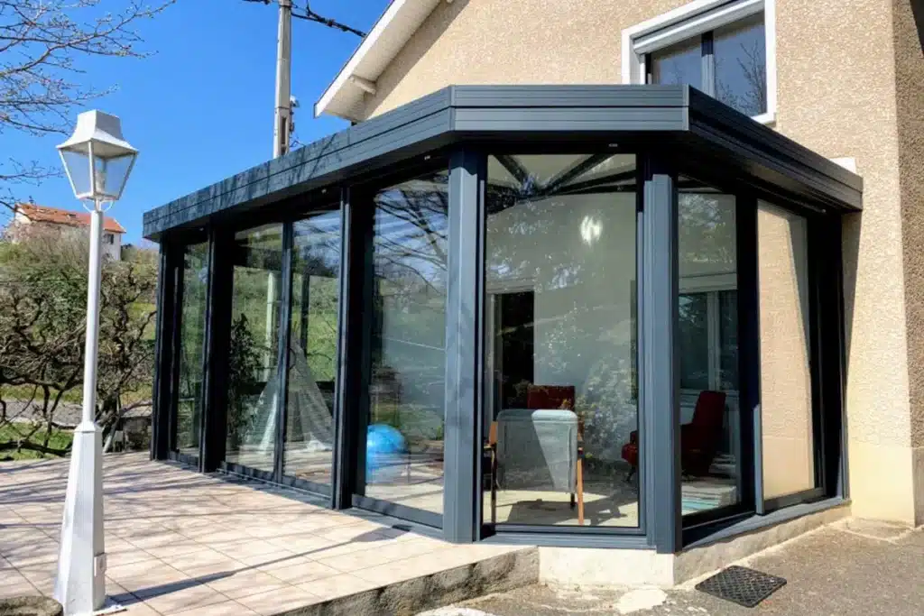 Véranda aluminium anthracite angle Dardilly a par l'Atelier de l'Alu