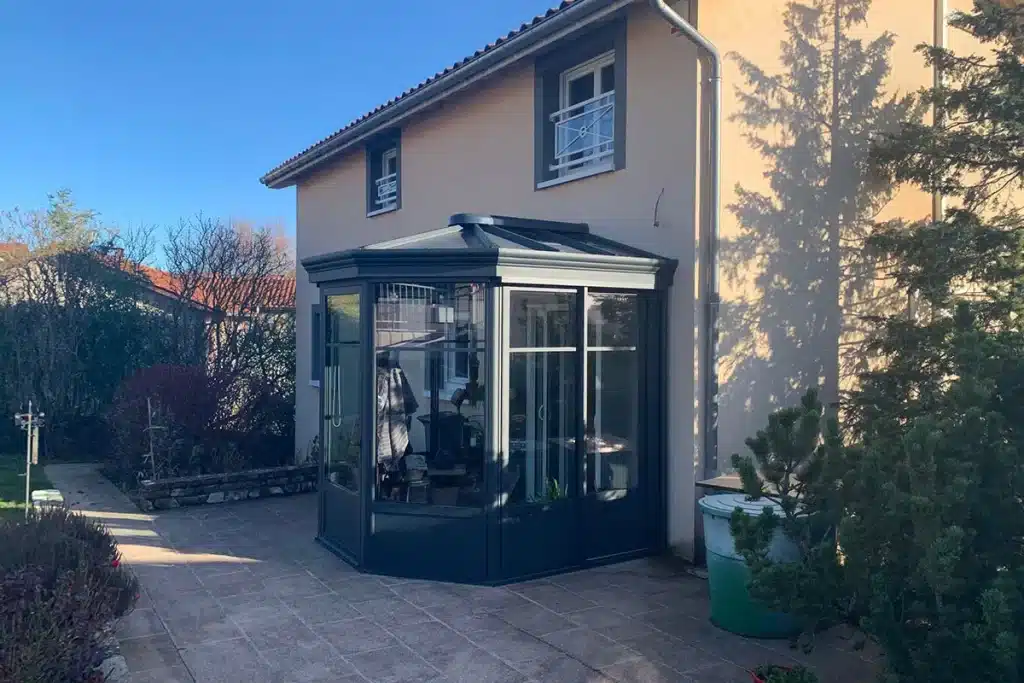Véranda aluminium anthracite sas d'entrée par l'Atelier de l'Alu