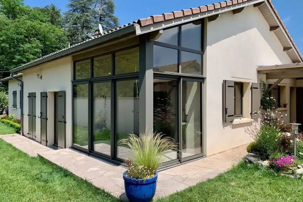 Véranda aluminium anthracite entrée par l'Atelier de l'Alu