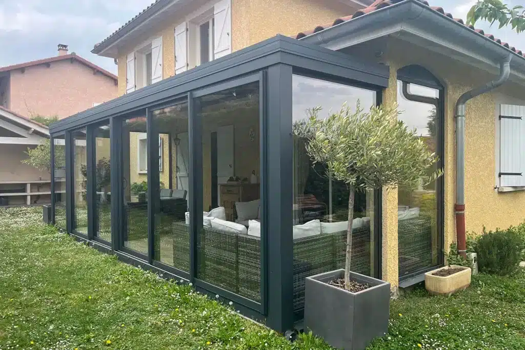 Véranda aluminium anthracite angle par l'Atelier de l'Alu
