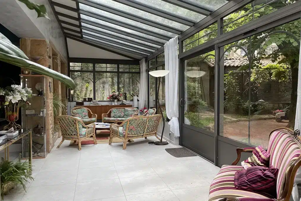 Véranda aluminium intérieur salon par l'Atelier de l'Alu